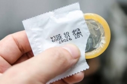 Foto ilustrasi kondom di pajang dekat kasir | (aset: health.kompas.com)