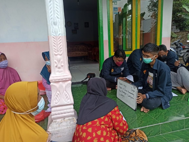 Latihan Membaca bersama Lansia di Dusun Kemamang/dokpri