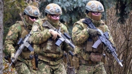 Pasukan perang Ukraina tetap waspada dengan ancaman dari pihak luar.Reuters