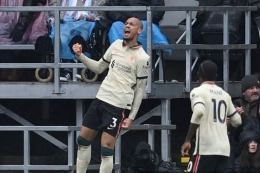 Pemain Liverpool, Fabinho, merayakan gol ke gawang Burnley pada laga lanjutan Liga Inggris, Minggu (13/2/2022). (Foto: AFP/PAUL ELLIS via kompas.com)