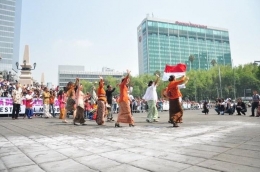 Diaspora Indonesia aktif dalam diplomasi kebudayaan. Foto: dokumentasi pribadi.