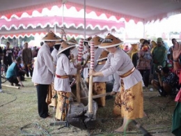 Ilustrasi menumbuk padi dengan lesung, foto : klatenkab.go.id, 22/7/2019