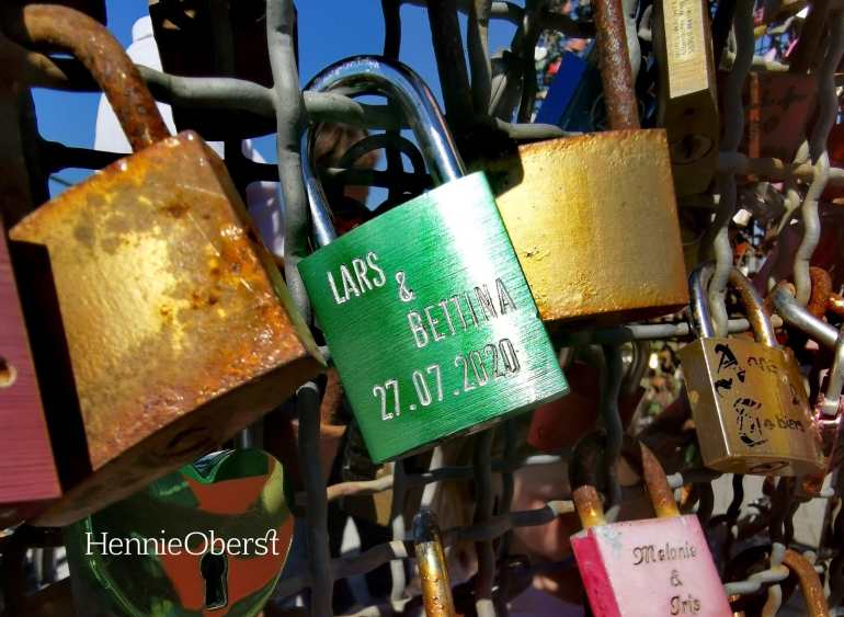 Gembok cinta: simbol kasih abadi yang merusak jembatan | Foto: HennieOberst—
