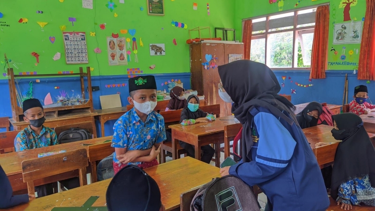 KKN UIN Walisongo Semarang Membagikan Vitamin C Kepada KKN UIN Walisongo Semarang Membagikan Vitamin C Kepada