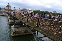 Gembok cinta di Pont des Arts Paris | Foto: Anitsircana