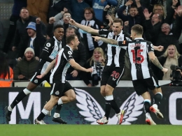 Pemain Newcastle United merayakan gol ke gawang Aston Villa. (via sportsmole.co.uk)