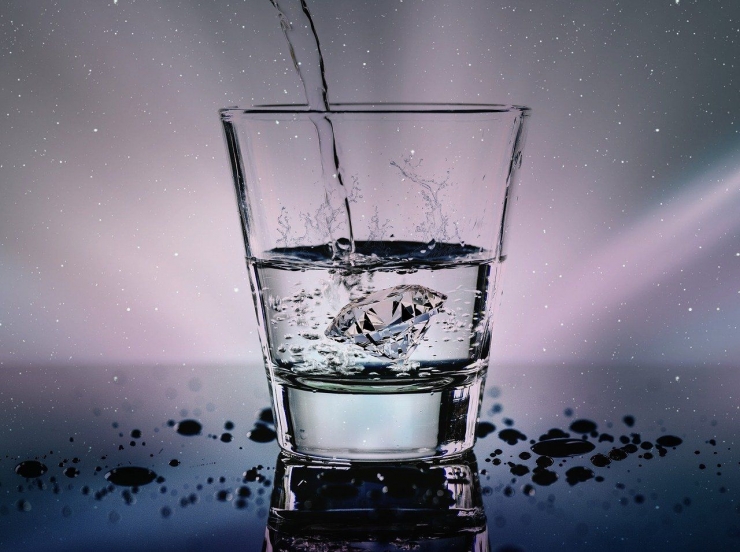 Air putih sangat diperlukan tubuh pada cuaca apa pun. (Sumber: cocoparisienne/Pixabay)