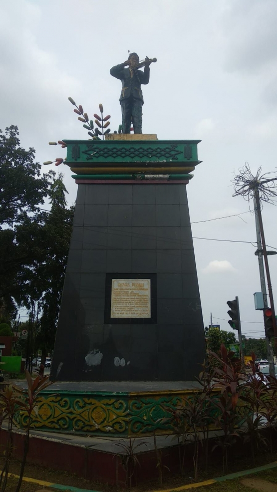 Tugu itu berada di Simpang Bingung. /@julie.juntak