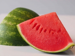 Buah semangka selalu menjadi primadona untuk hidangan pencuci mulut (sumber: https://solidstarts.com/foods/watermelon/)