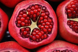 Segarnya buah delima yang merah merona ini membuat hidup pun lebih cerah dimulai dari tahun baru Imlek yang meriah (Foto: travel.kompas.com)