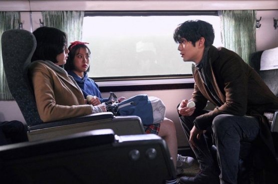 Kim Woo Shik bertemu Ja Yoon dan Myung Hee di kereta (sumber: imajinassy)