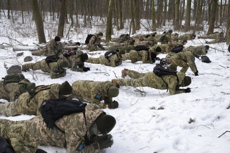 sukarelawan Angkatan Bersenjata, berlatih di taman kota di Kyiv, Ukraina, Sabtu, 22 Januari 2022.(AP PHOTO/EFREM LUKATSKY via KOMPAS.com)