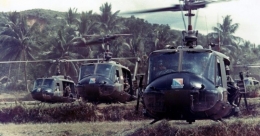 potret helikopter angkut pasukan legendaris Bell UH-1 Iroquois (Huey) di perang Vietnam. Sumber gambar: warhistoryonline.com