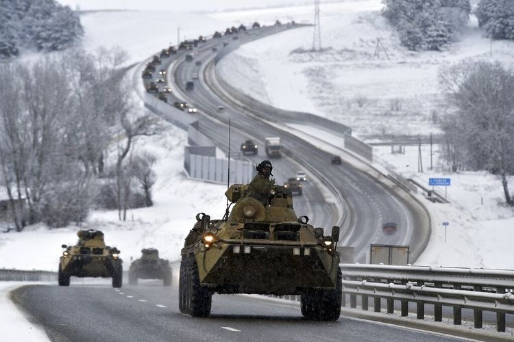 Ilustrasi konvoi kendaraan lapis baja Rusia bergerak di sepanjang jalan raya di Krimea. Sumber: AP Photo via Kompas.com