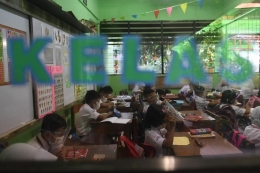 Siswa mengikuti Pembelajaran Tatap Muka (PTM) di SDN 08 Kenari jakarta, Senin (3/1/2022) (ANTARA FOTO/AKBAR NUGROHO GUMAY)