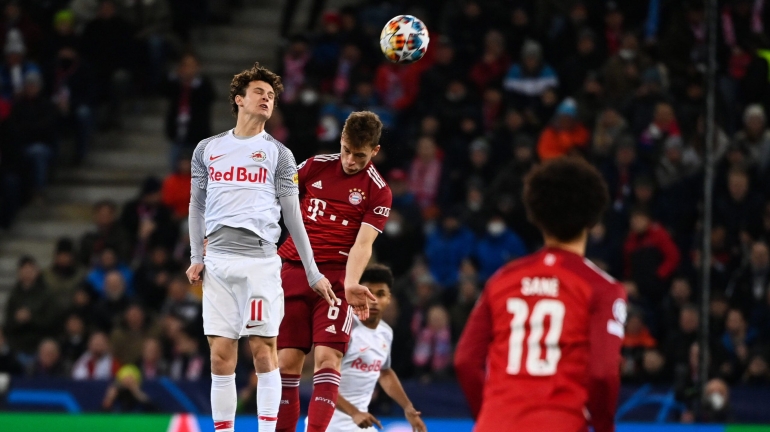 Aksi para pemain Bayern Munchen dan Red Bull Salzburg dini hari tadi. (via allnewspress.com)