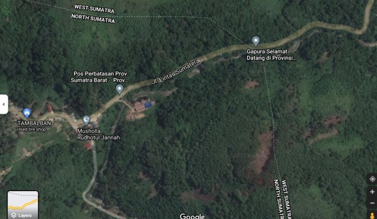 Gapura perbatasan Sumatera Utara dan Sumatera Barat di Jalan Lintas Barat Sumatera (Sumber: Google Earth)