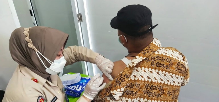 Vaksinasi Booster di Kelurahan Bakung gandeng Tim Satkes Denma Koopsud II Makassar kejar persentase capaian vaksinasi, Kamis (17/02/2022)-Dokpri