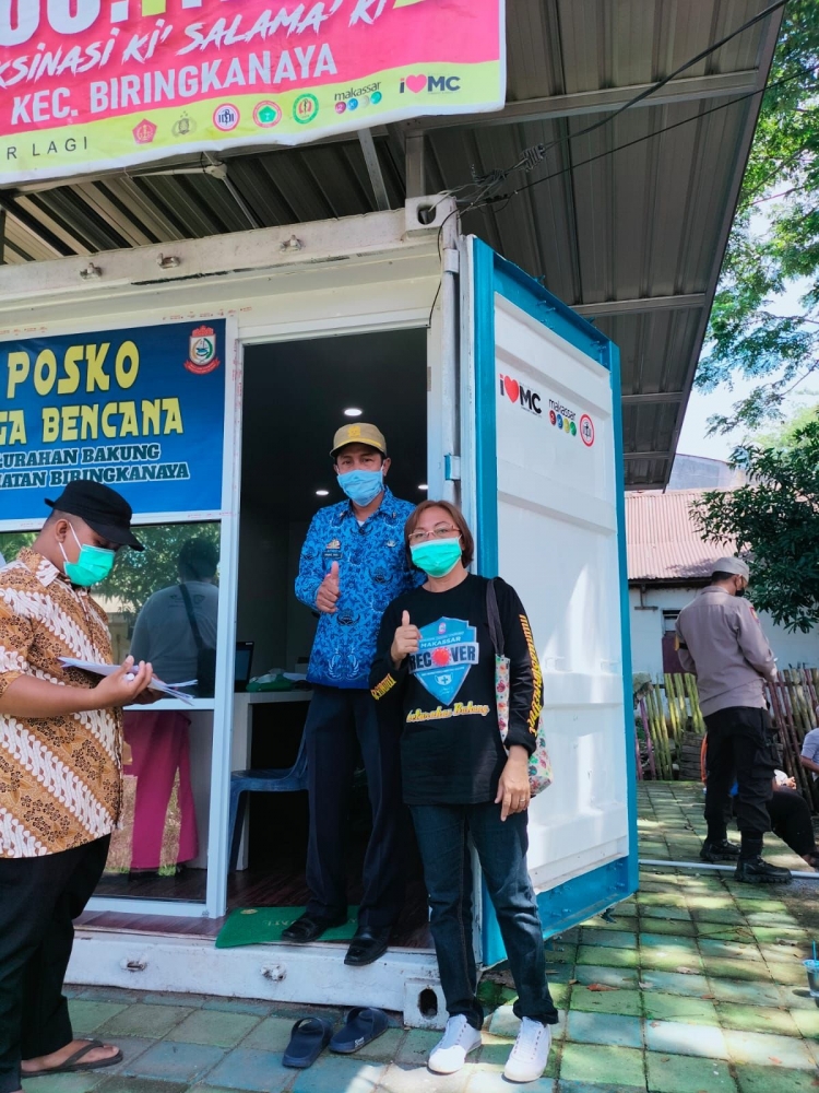 Lurah Bakung Kamal Tata, ST bersama staf kelurahan dan warga/Dokpri