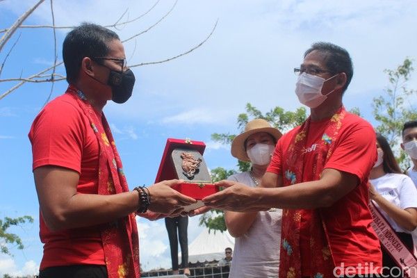 Wakil Walikota Bitung Hengky Honandar memberikan cinderamata kepada Menparekraf Sandiaga Uno 