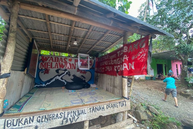 Warga beraktivitas di sekitar rumahnya di Desa Wadas, Bener, Purworejo, Jawa Tengah, Rabu (9/2/2022).(ANTARA FOTO/HENDRA NURDIYANSYAH) 