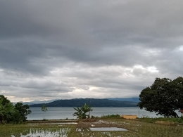 Danau Toba tampak sekilas dari atas bus di sekitar Parapat, Jalan Lintas Barat Sumatera (Dok. Pribadi) 