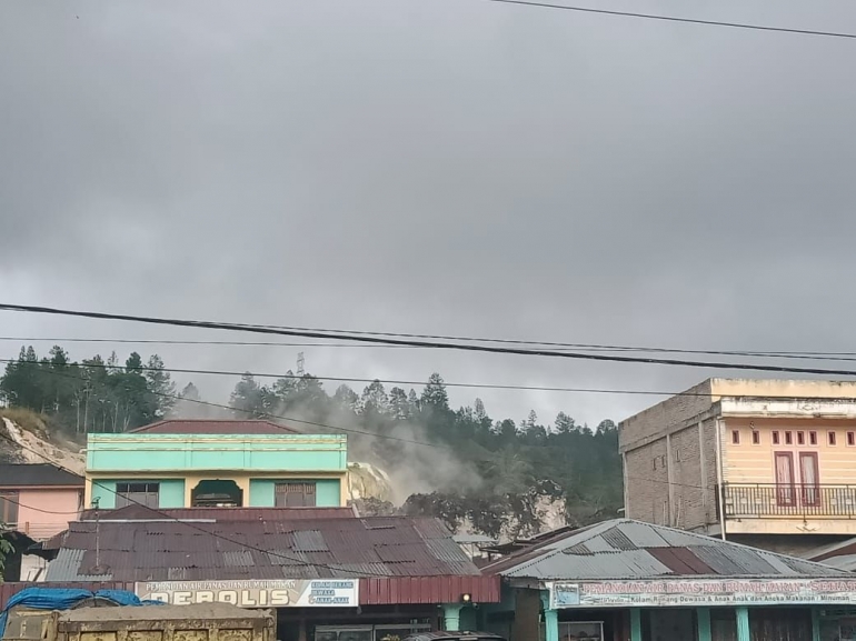Uap pemandian air panas belerang di pinggir jalan lintas Barat Sumatera di Sipoholon, Tapanuli Utara (Dok. Pribadi)
