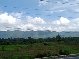 Gugusan pegunungan Taman Nasional Bukit Barisan tampak dari Sipirok pada ruas Jalan Lintas Barat Sumatera (Dok. Pribadi)