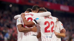 Pemain Sevilla merayakan gol ke gawang Dinamo Zagreb. (via footballchase.com)
