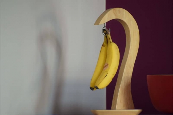 Menggantung pisang supaya awet. (Sumber: Brightly Online)