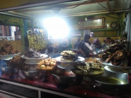 Makan masakan Padang di Pasar Bawah, Bukittinggi, Sumatera Barat (Dok. Pribadi)