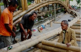 proses pengerjaan jembatan bambu |via ikons.com