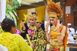 Salah satu proses pernikahan adat Bali (Sumber: shutterstock)