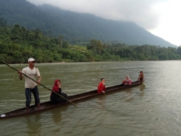Masyarakat menyusuri Sungai Baling Karang