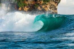 Gambar Gelombang Pantai Watukarung Pacitan (sumber: www.pemburuombak.com)