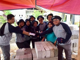 Pembangunan Rumah Layak Huni dalam Program Saka Volunteer Program. Sumber: dokumentasi pribadi.