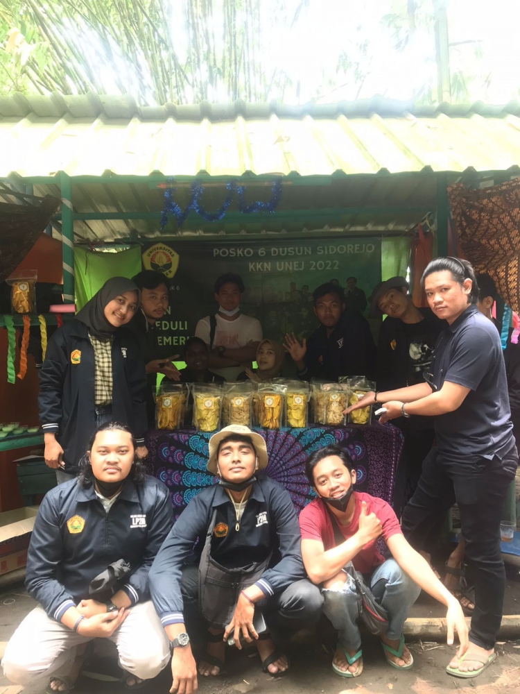Stand bazar kelompok 06 yang membawakan produk unggulan dusun Sidorejo yakni Keripik 