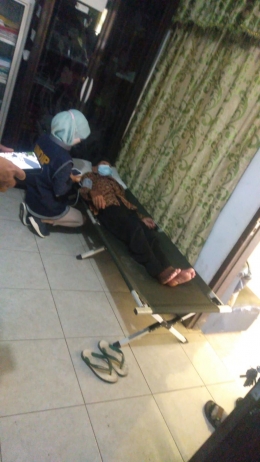 Perawat memeriksa warga yang sakit untuk memastikan obat bagi warga/dokpri