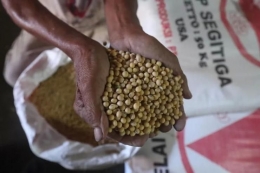 Harga kacang kedelai melejit naik, perajin tahu dan tempe memutuskan untuk mogok produksi (Foto: Kompas.com/Totok Wijayanto) 