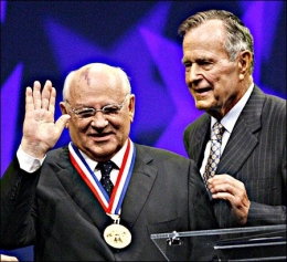 Gorbachev menerima Nobel. Foto : Koreatimes.co.