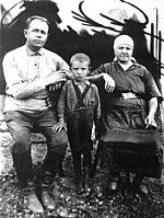 Gorbachev dan keluarga ibunya yang beretnis Ukraina, akhir 1930-an.Foto ; Ensiklopedia. 