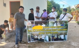 Para wartawan di Barito Selatan membagikan sembako bagi korban bencana angin puting beliung