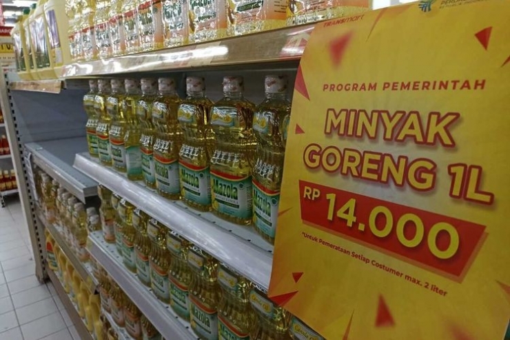 Minyak goreng Rp 14.000 per liter di toko ritel:(KOMPAS.COM/GHINAN SALMAN)