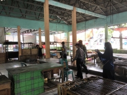 Penyemprotan disinfektan di tempat pedagang berjualan di pasar Susukan, TamanRejo. (Foto:Dok/KKNUIN)