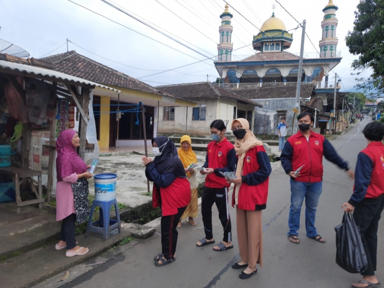 Mahasiswa KKN Sedang Membagikan Masker ke Warga Lingkungan Pendem, Kelurahan Bandungan./Dokumentasi pribadi