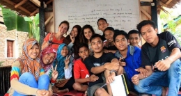 Jadi relawan Bantu Mengajar di Bali mengajar bahasa Inggris kepada anak-anak, orang dewasa dan Menyebarkan Kesadaran Lingkungan di Indonesia. Foto: Volunteering net.