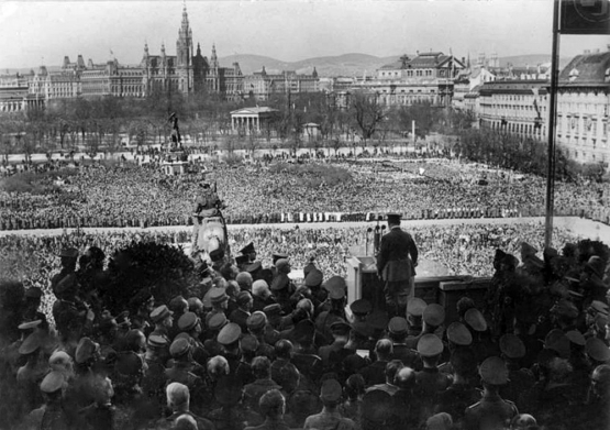 Adolf Hitler memberikan pidato di kota Wina, Austria. Sumber: Das Bundesarchive / wikimedia