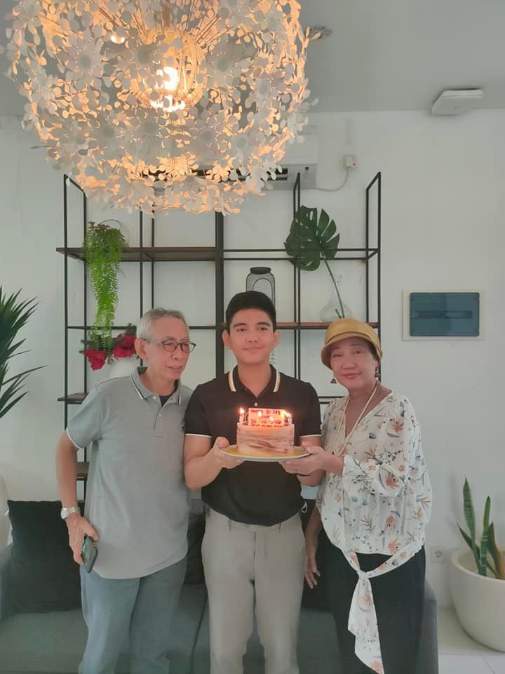 Anakku Dimas merayakan ulang tahun di Cafe Omana  