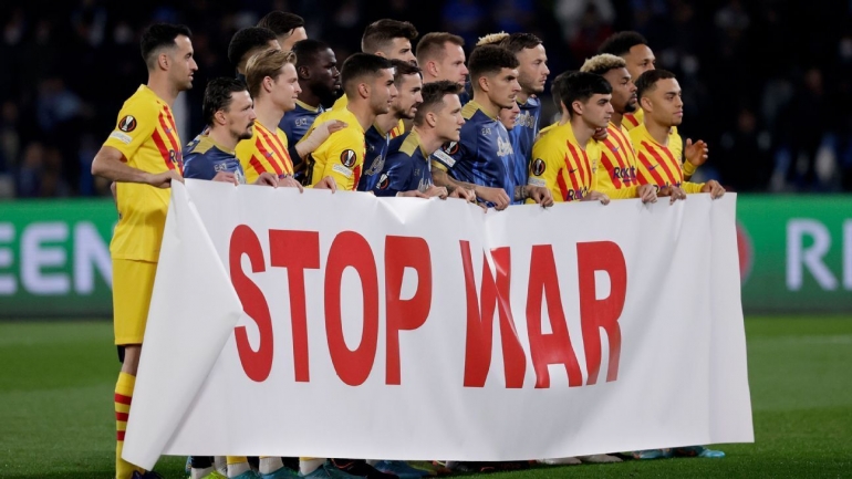 Pemain Napoli dan Barcelona membentangkan spanduk 