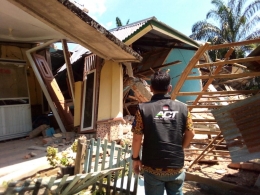 Rumah ambruk akibat gempa M6,2. (ACT News)